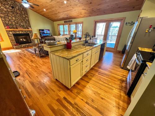 Η κουζίνα ή μικρή κουζίνα στο Whispering Pines Retreat