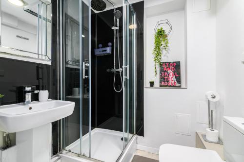 a bathroom with a glass shower and a sink at Modern Retreat - 3 Beds - Parking - Wifi - 15 mins to tube in London