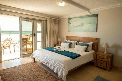 Un dormitorio con una cama con vista al mar. en Jeffreys Bay Beach Accommodation Waters Edge, en Jeffreys Bay