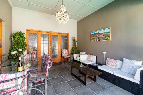 Ruang duduk di Redbourne Hilldrop Guesthouse B&B