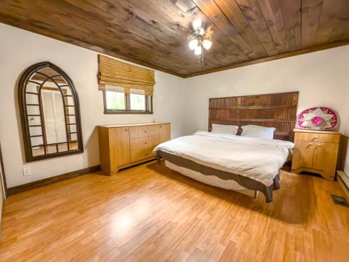 Ένα ή περισσότερα κρεβάτια σε δωμάτιο στο Jardin Du Ciel Chalet