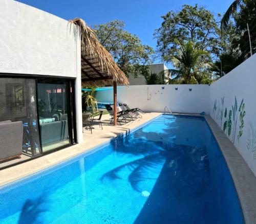 une piscine devant une maison dans l'établissement Casa Bugambilia - Santa Cruz, à Santa Cruz Huatulco