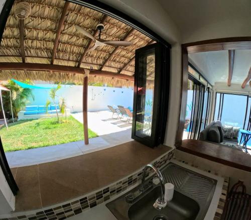 - une cuisine avec évier et vue sur l'océan dans l'établissement Casa Bugambilia - Santa Cruz, à Santa Cruz Huatulco