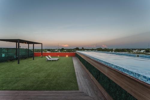 a swimming pool on the roof of a building at Hotel Kavia Premium - Paseo Montejo in Mérida