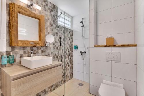 Koupelna v ubytování Delfins Beach Resort Bonaire, Tapestry Collection by Hilton