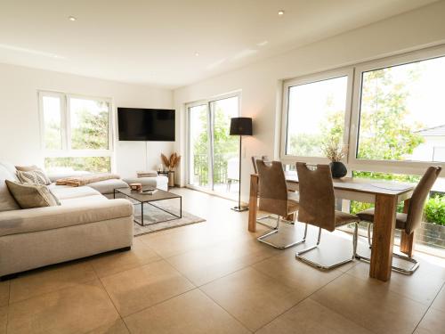 un soggiorno con un divano e un tavolo di neue 90qm Ferienwohnung mit 3 Schlafzimmern in Seenähe a Pouch