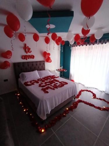 a bedroom with a bed with red and white balloons at finca hotel ganbaru 