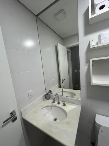 ein Badezimmer mit Waschbecken und Spiegel in der Unterkunft Quarto em Apartamento Vila Prudente in São Paulo