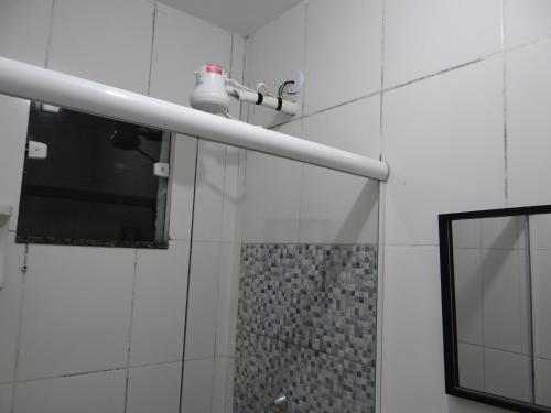 Ένα μπάνιο στο Hospedagem Aspino Poliqueze, Acessível e bem Localizada