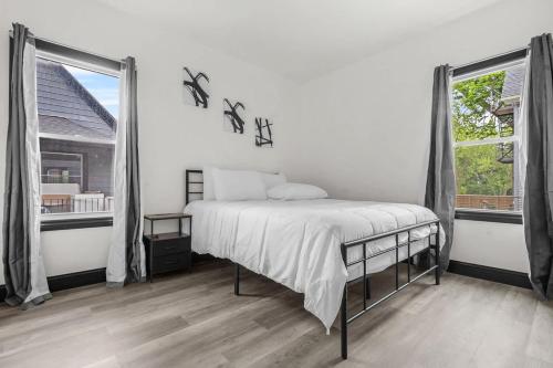 Postel nebo postele na pokoji v ubytování Modern 4BR Getaway Near Niagara Falls Park