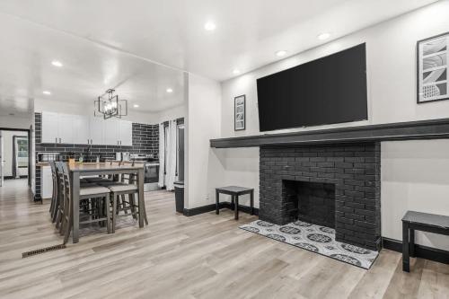 Fotografie z fotogalerie ubytování Modern 4BR Getaway Near Niagara Falls Park v destinaci Niagara Falls