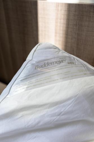 a close up of a white blanket on a bed at PALMAS EXPERIENCE - APARTAMENTO SUBLIME, vista incrível, em frente ao shopping in Palmas