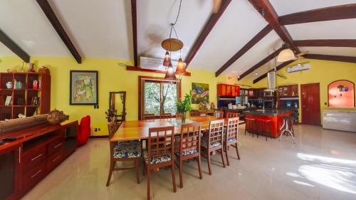 a kitchen with a table and chairs in a room at Villa Amable, Lujo entre Selvas y Lagunas in Akumal