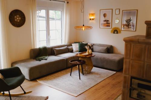 una sala de estar con un sofá y una mesa en Sohana House Rust I Lifestyle Apartments, en Rust