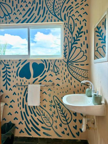 Bilik mandi di Hostal Cuca Macuca