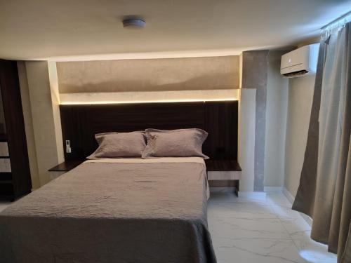 a bedroom with a bed with a head board at Laureles del parque Loft in Barranquilla