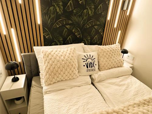 Postel nebo postele na pokoji v ubytování VIBE S33 Apartman,AC,Free Parking