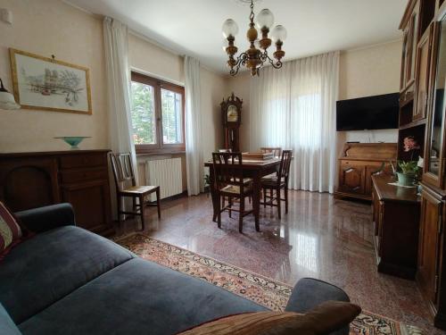 a living room with a table and a dining room at La Primula in Aosta