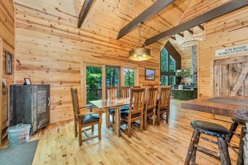 a dining room with a table and chairs at Our Place to Paws 4 Bd Lux Blue Ridge Mnt Cabin in Lansing