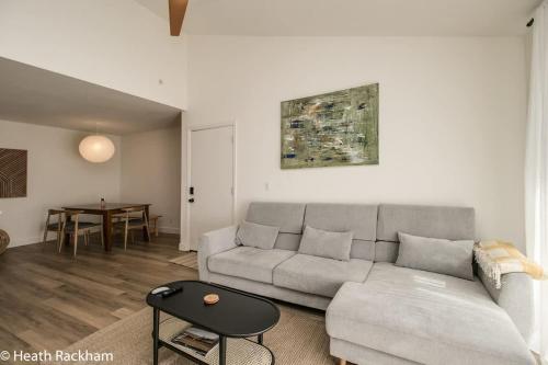 ein Wohnzimmer mit Sofa und Tisch in der Unterkunft 3bd Condo Near Old Town King Bed in Scottsdale