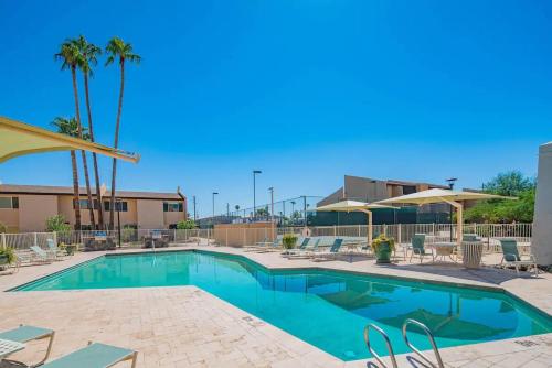 ein großes Schwimmbad mit Liegen in der Unterkunft 3bd Condo Near Old Town King Bed in Scottsdale
