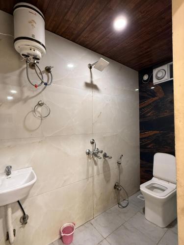 ウッジャインにあるHotelShreesanwariyapalaceのトイレと洗面台のあるバスルーム