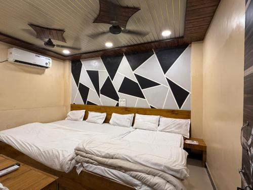 ウッジャインにあるHotelShreesanwariyapalaceの部屋の中に大きなベッドがある寝室