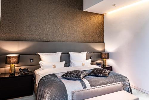 Una cama o camas en una habitación de Main Suites