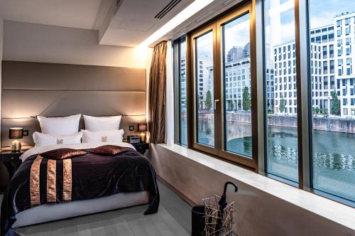 Una cama o camas en una habitación de Main Suites