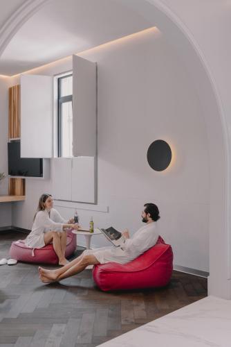 two people sitting on bean bags in a living room at Tá Hotel de diseño in Querétaro