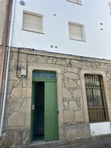 a green door on the side of a building at Maruja Rural 2 in Sober