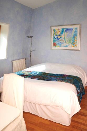 une chambre avec un grand lit blanc dans une pièce dans l'établissement 52 Clichy Bed & Breakfast - Chambre d'hôtes, à Paris