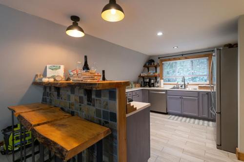 una cucina con ripiano in legno in una camera di Secluded Forest Cabin with Hot Tub and Private Waterfall a Rockport