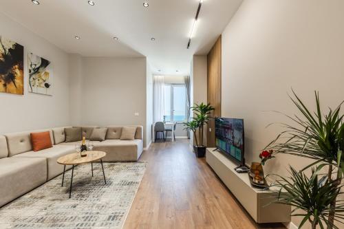Μια τηλεόραση ή/και κέντρο ψυχαγωγίας στο Stylish Sky Apartment Romantic Sea & City View