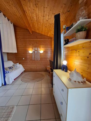 a room with a bed and a desk in a room at Jolie Cabane Océan in Vielle-Saint-Girons