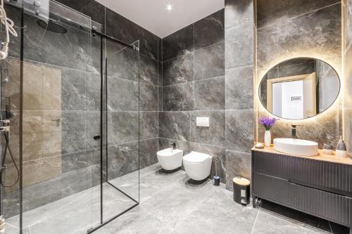 Ένα μπάνιο στο Stylish Sky Apartment Romantic Sea & City View