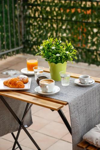 een tafel met ontbijtproducten erop bij Heritage Room in Nola