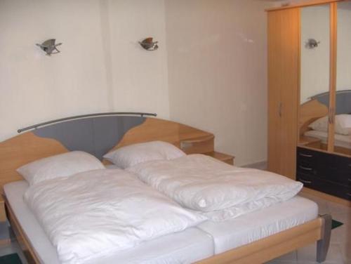 Postel nebo postele na pokoji v ubytování Gemütliches Ferienhaus In Breitenbach