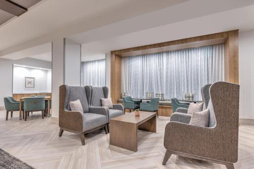 Area soggiorno di Staybridge Suites Port Arthur - by IHG