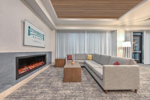 Area soggiorno di Staybridge Suites Port Arthur - by IHG