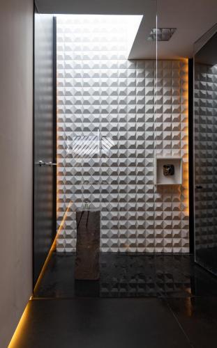 a bathroom with a shower with a glass door at Tá Hotel de diseño in Querétaro