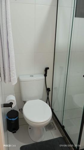 a bathroom with a toilet and a glass shower at Studio com vista espetacular! in Niterói