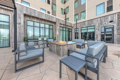 Area soggiorno di Staybridge Suites Port Arthur - by IHG