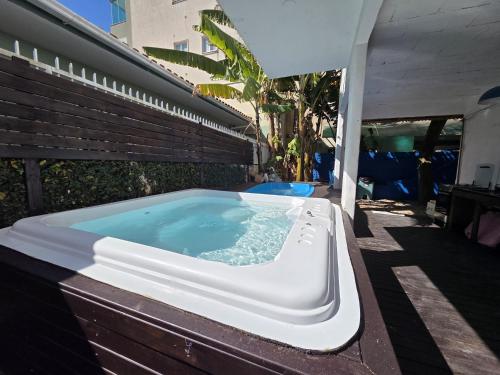 a bath tub sitting on the side of a building at Residencial María in Bombinhas