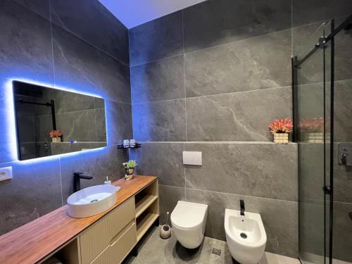 Ένα μπάνιο στο Stylish Sky Apartment Romantic Sea & City View