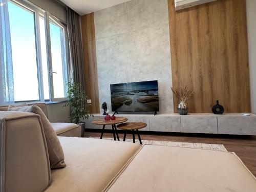 Μια τηλεόραση ή/και κέντρο ψυχαγωγίας στο Stylish Sky Apartment Romantic Sea & City View