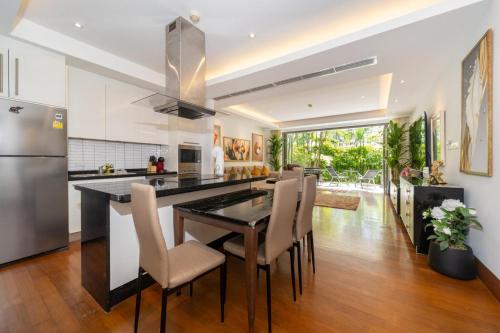 Dapur atau dapur kecil di Nai Thon beachfront apartment by Lofty