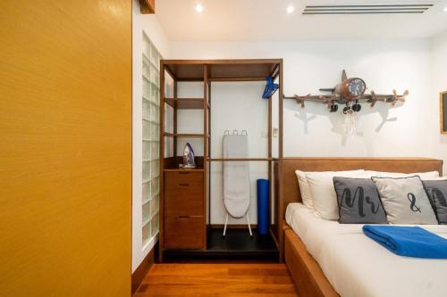 Katil atau katil-katil dalam bilik di Nai Thon beachfront apartment by Lofty