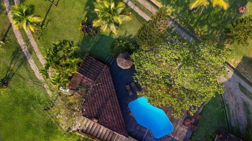 an overhead view of a pool with palm trees at Vale do Lago - Casa de Campo e Eventos in Vila Velha