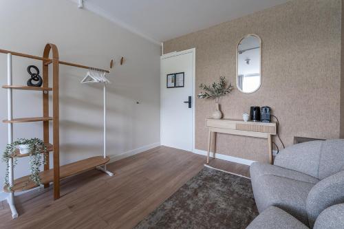 ティルブルフにあるStudent-friendly Stay Close To University Tilburgのソファと鏡のあるリビングルーム